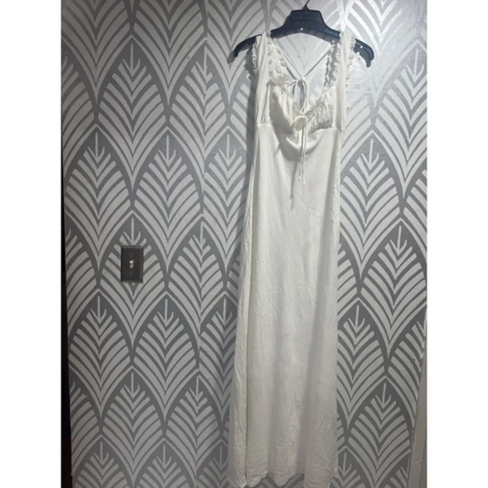 Princess Polly Lillette White Linen Maxi Dress Lace Trim Square Neck Back Tie
4 - Picture 5 of 10